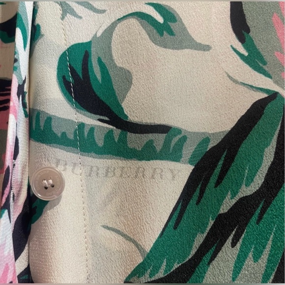 Burberry- SZ 6 Floral bBlouse- *Flaw* - Picture 4 of 10